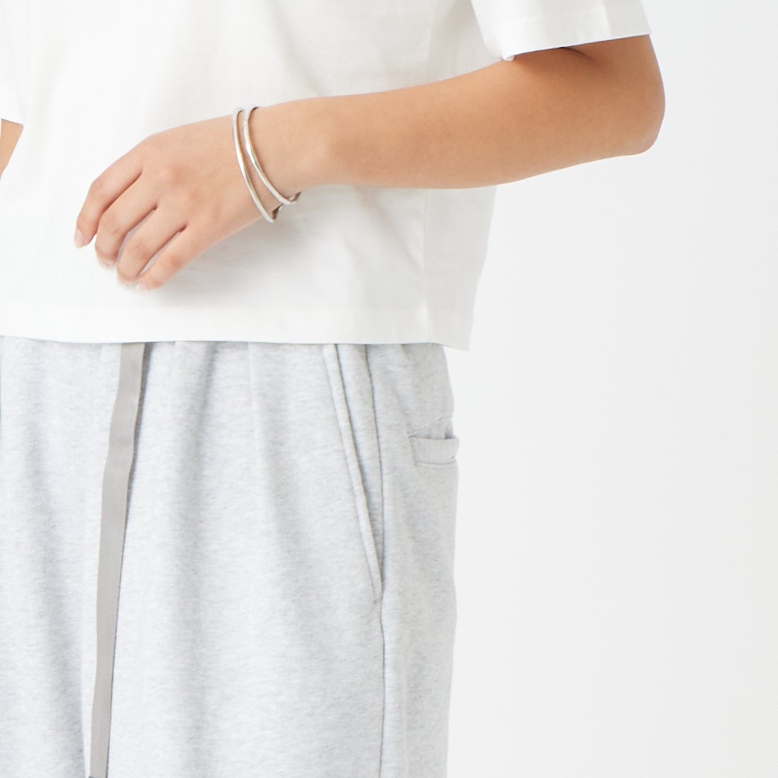 LACOSTE [ラコステ] ネーム＆ワニロゴパッチクロップドTシャツ [TF7605] 70V FLOUR &&モデル身長：162cm 着用サイズ：34&&