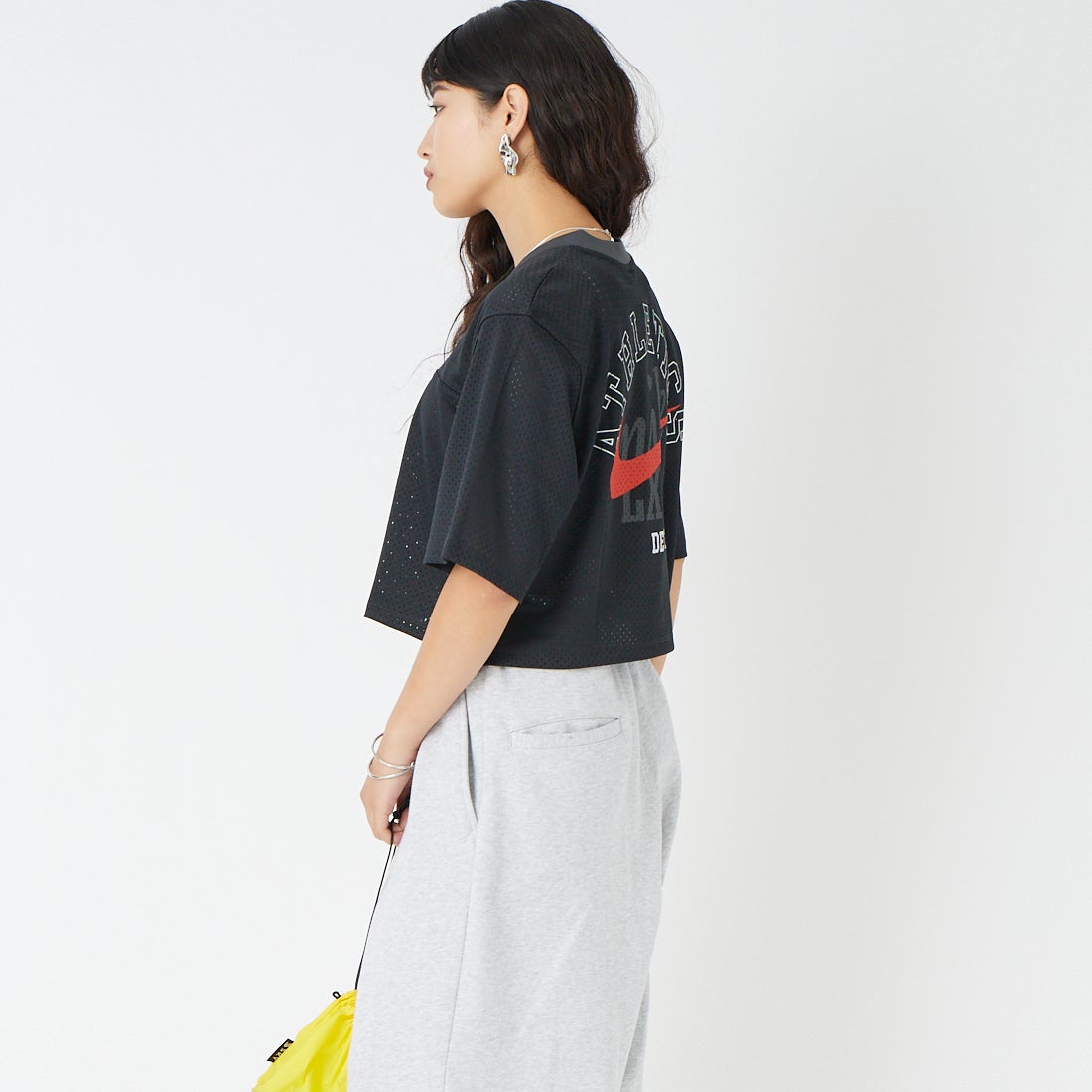 NIKE [ナイキ] オーバーサイズド ヘリテージ クロップド メッシュ ジャージー [IR1651] 010 BLACK &&モデル身長：162cm 着用サイズ：S&&
