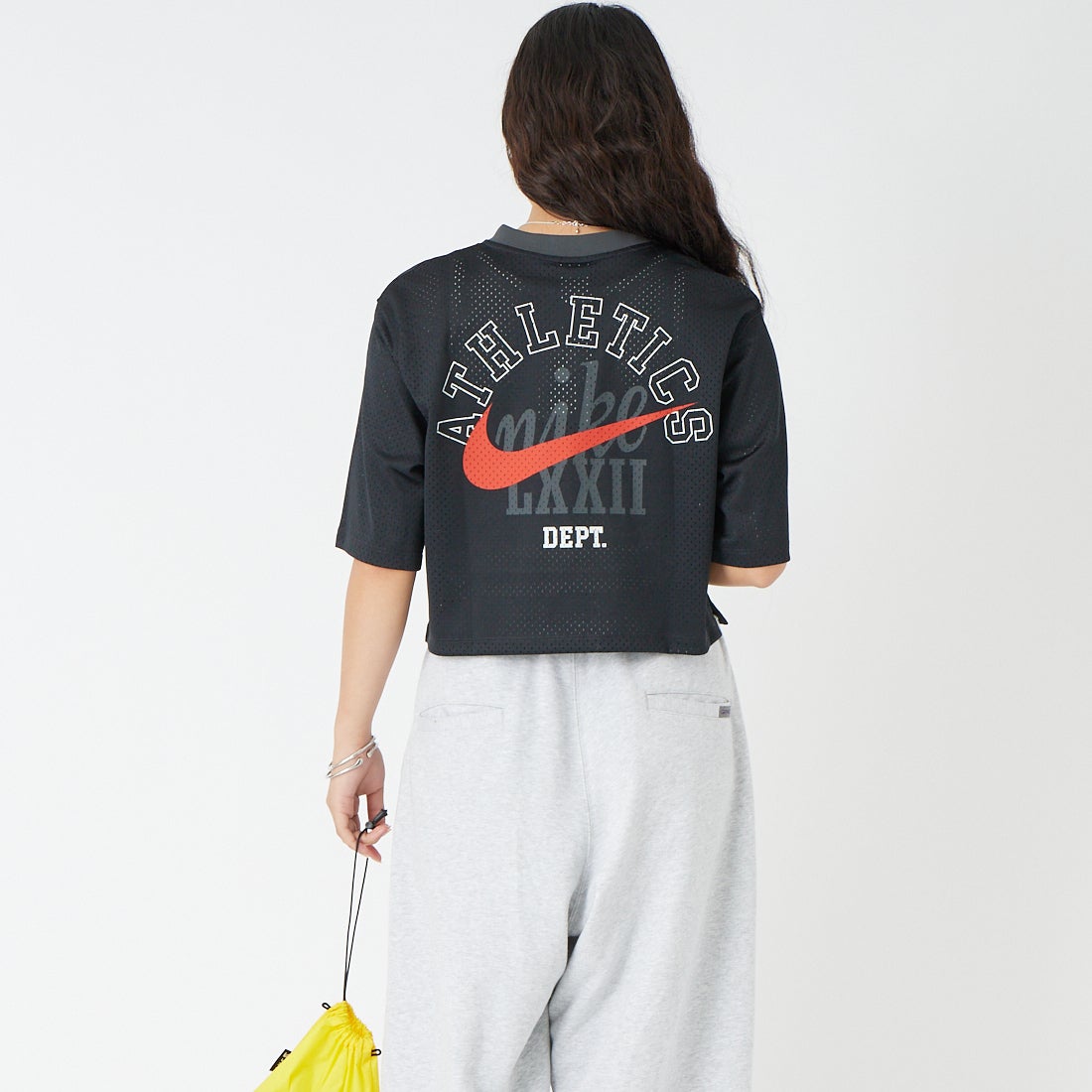 NIKE [ナイキ] オーバーサイズド ヘリテージ クロップド メッシュ ジャージー [IR1651] 010 BLACK &&モデル身長：162cm 着用サイズ：S&&
