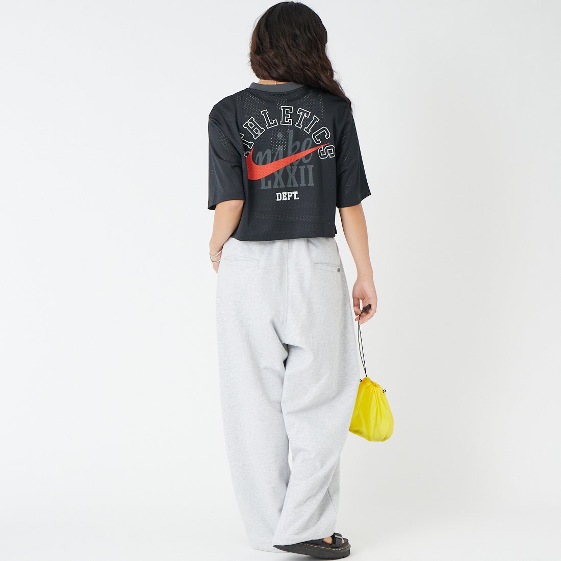 NIKE [ナイキ] オーバーサイズド ヘリテージ クロップド メッシュ ジャージー [IR1651] 010 BLACK &&モデル身長：162cm 着用サイズ：S&&