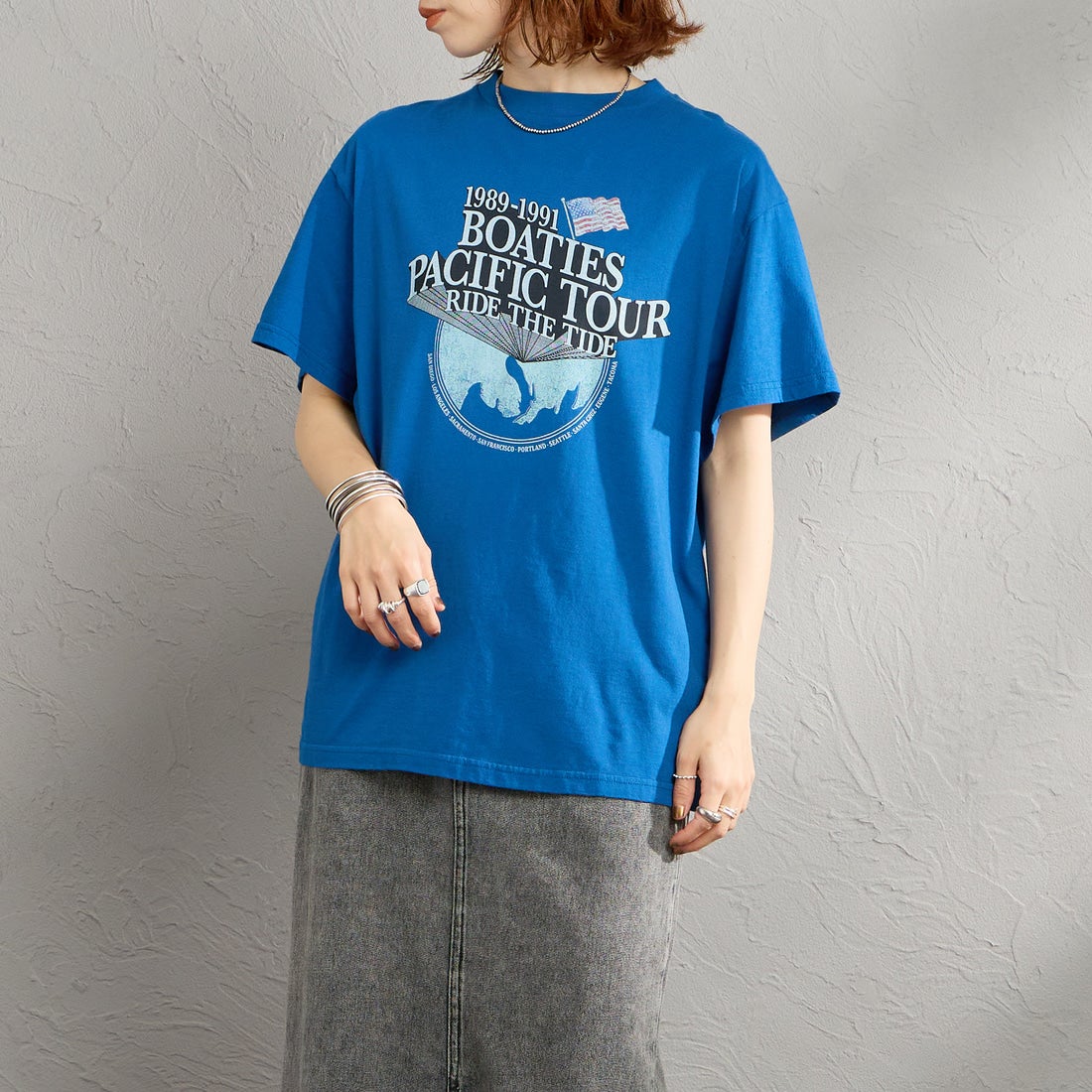 THE SHINZONE [ザ シンゾーン] BOATIES ツアーTシャツ [26MMSCU08] 83 BLUE &&モデル身長：158cm 着用サイズ：F0&&
