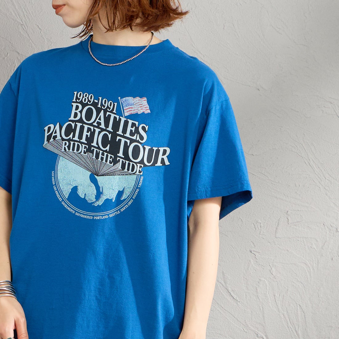 THE SHINZONE [ザ シンゾーン] BOATIES ツアーTシャツ [26MMSCU08] 83 BLUE &&モデル身長：158cm 着用サイズ：F0&&