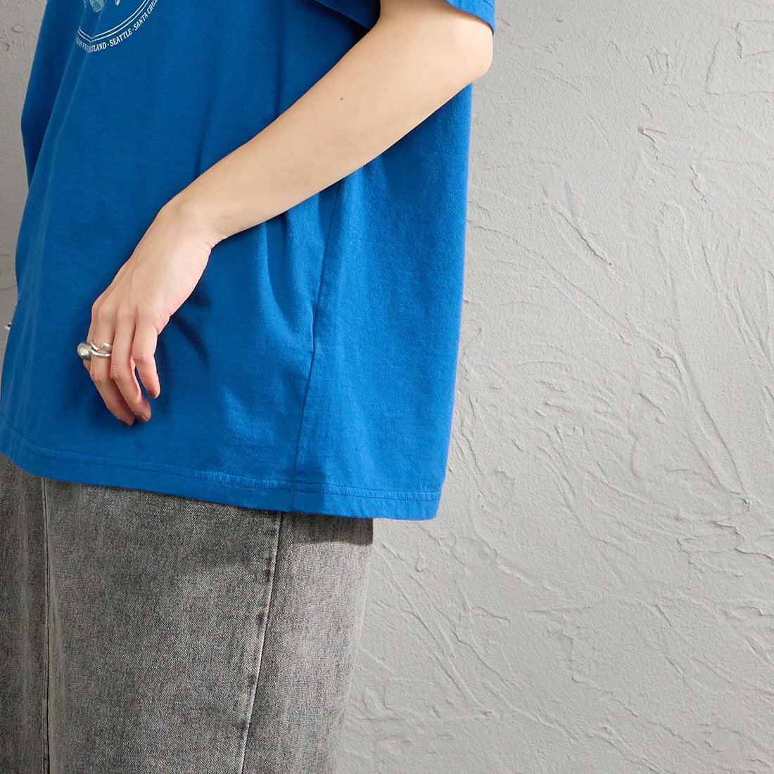 THE SHINZONE [ザ シンゾーン] BOATIES ツアーTシャツ [26MMSCU08] 83 BLUE &&モデル身長：158cm 着用サイズ：F0&&