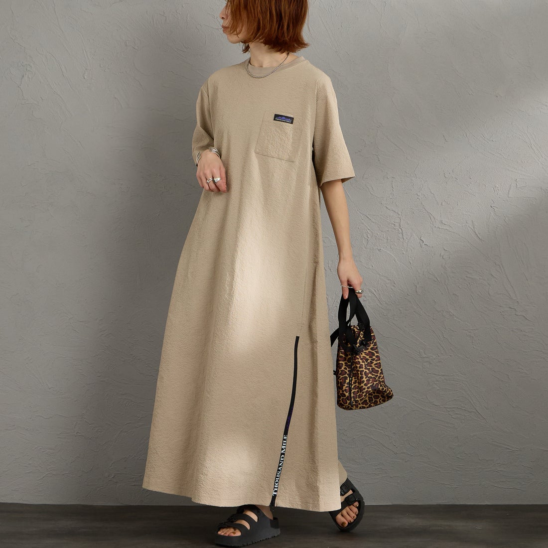 THOUSAND MILE [サウザンド マイル] 別注 シアサッカー ロゴジップ ショートスリーブワンピース [TM261SS50802-JF] 23 BEIGE &&モデル身長：158cm 着用サイズ：F&&