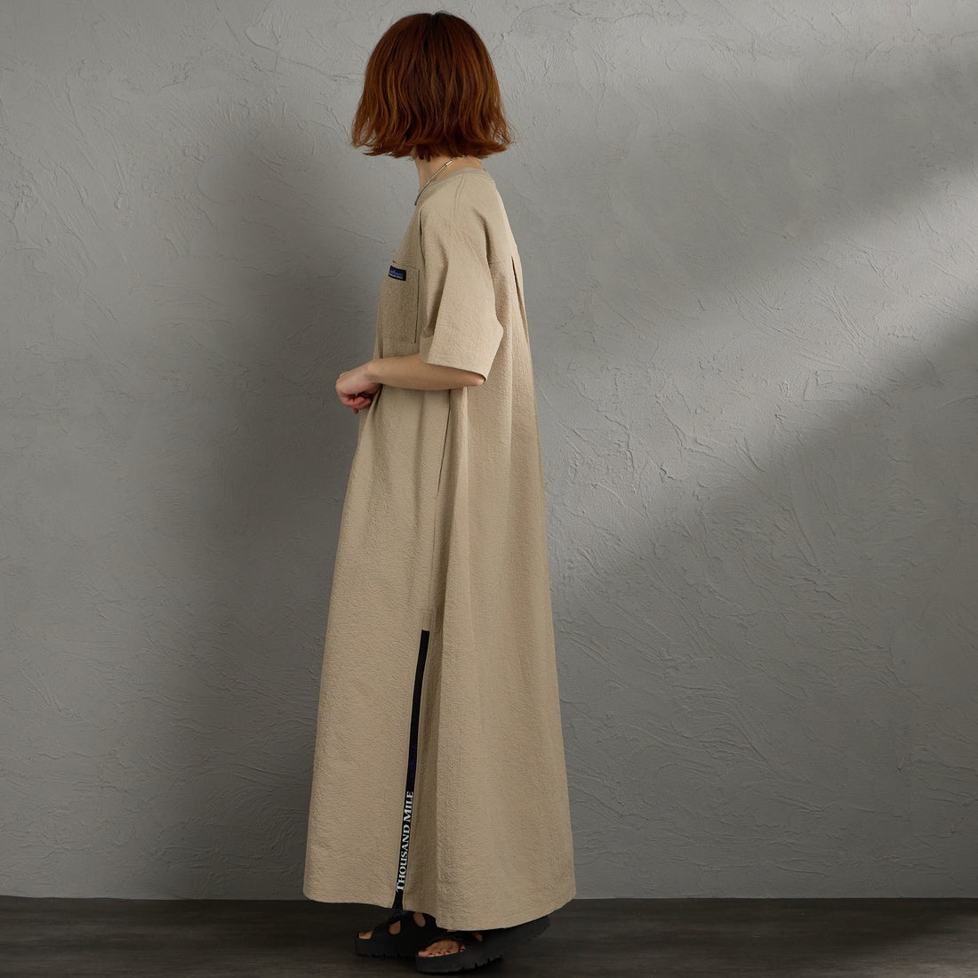 THOUSAND MILE [サウザンド マイル] 別注 シアサッカー ロゴジップ ショートスリーブワンピース [TM261SS50802-JF] 23 BEIGE &&モデル身長：158cm 着用サイズ：F&&