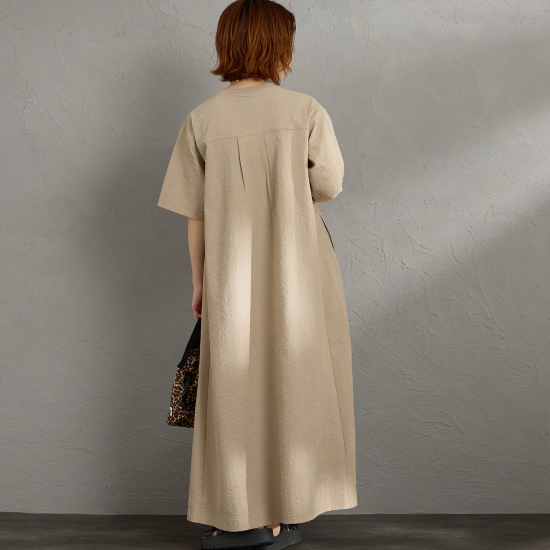 THOUSAND MILE [サウザンド マイル] 別注 シアサッカー ロゴジップ ショートスリーブワンピース [TM261SS50802-JF] 23 BEIGE &&モデル身長：158cm 着用サイズ：F&&