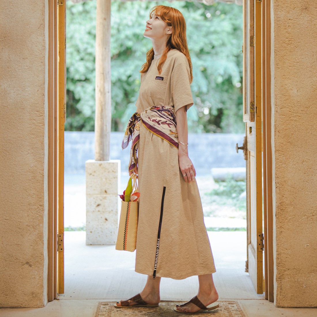 THOUSAND MILE [サウザンド マイル] 別注 シアサッカー ロゴジップ ショートスリーブワンピース [TM261SS50802-JF] 23 BEIGE &&モデル身長：167cm 着用サイズ：F&&