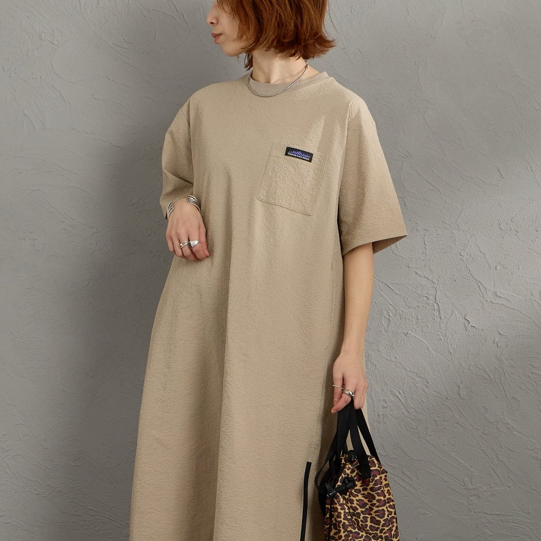 THOUSAND MILE [サウザンド マイル] 別注 シアサッカー ロゴジップ ショートスリーブワンピース [TM261SS50802-JF] 23 BEIGE &&モデル身長：158cm 着用サイズ：F&&