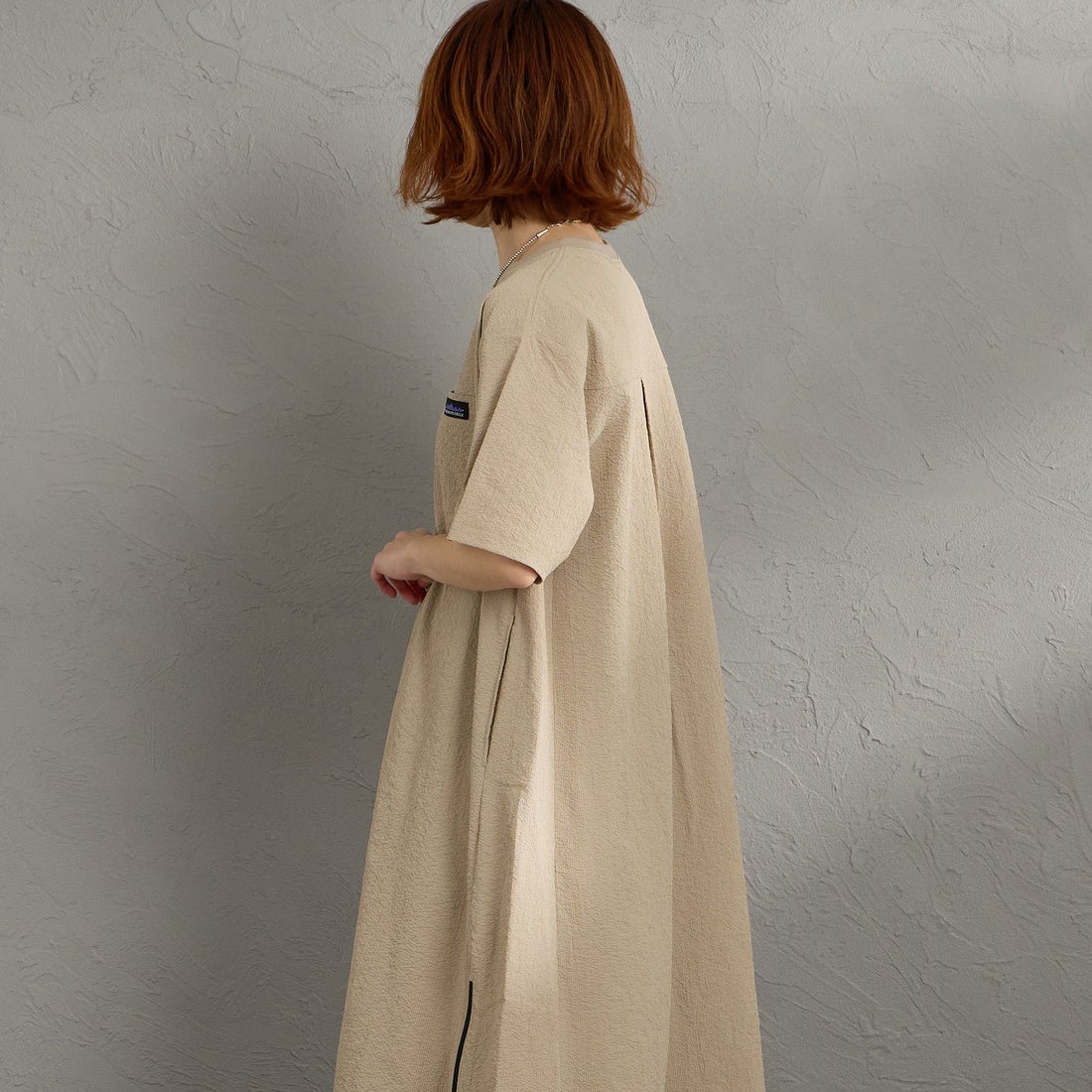 THOUSAND MILE [サウザンド マイル] 別注 シアサッカー ロゴジップ ショートスリーブワンピース [TM261SS50802-JF] 23 BEIGE &&モデル身長：158cm 着用サイズ：F&&