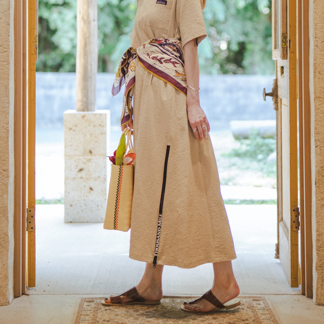 THOUSAND MILE [サウザンド マイル] 別注 シアサッカー ロゴジップ ショートスリーブワンピース [TM261SS50802-JF] 23 BEIGE &&モデル身長：167cm 着用サイズ：F&&