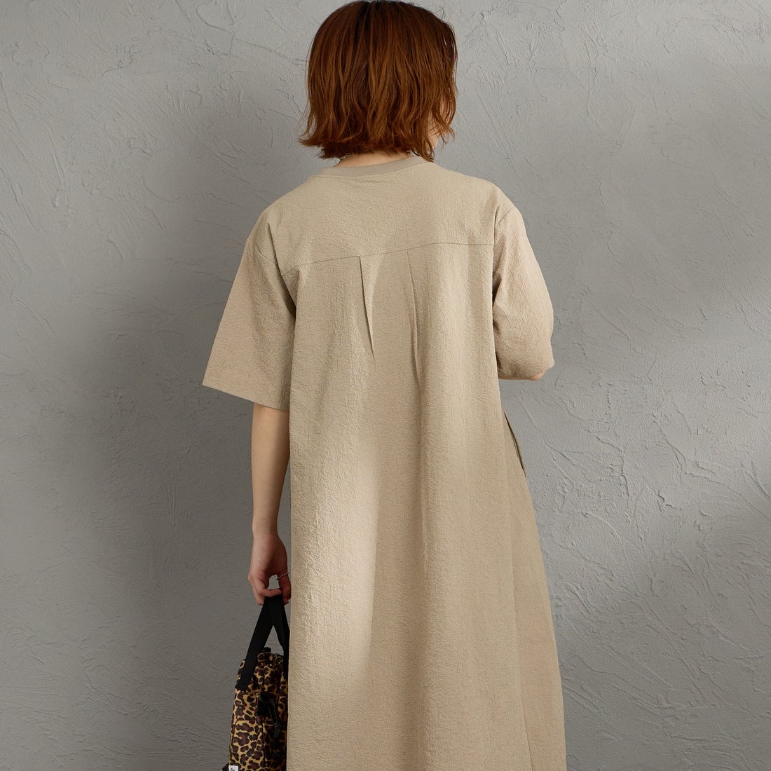 THOUSAND MILE [サウザンド マイル] 別注 シアサッカー ロゴジップ ショートスリーブワンピース [TM261SS50802-JF] 23 BEIGE &&モデル身長：158cm 着用サイズ：F&&