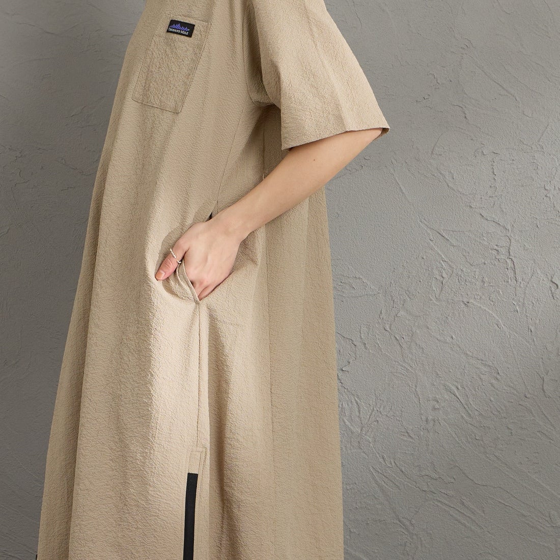 THOUSAND MILE [サウザンド マイル] 別注 シアサッカー ロゴジップ ショートスリーブワンピース [TM261SS50802-JF] 23 BEIGE &&モデル身長：158cm 着用サイズ：F&&