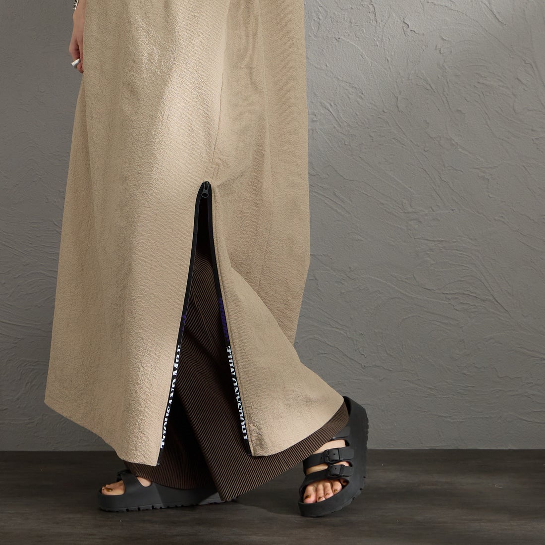 THOUSAND MILE [サウザンド マイル] 別注 シアサッカー ロゴジップ ショートスリーブワンピース [TM261SS50802-JF] 23 BEIGE &&モデル身長：158cm 着用サイズ：F&&