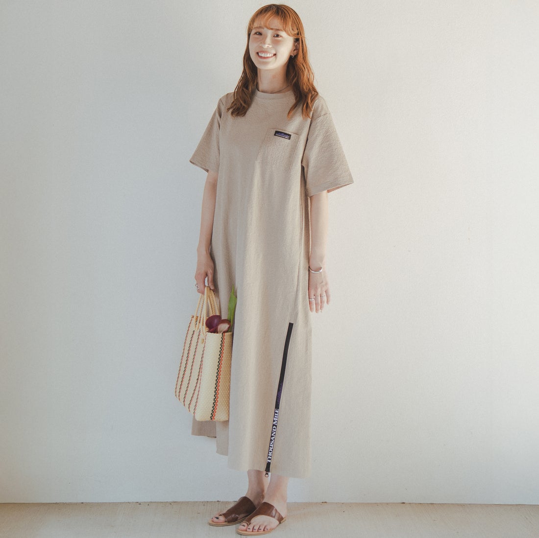 THOUSAND MILE [サウザンド マイル] 別注 シアサッカー ロゴジップ ショートスリーブワンピース [TM261SS50802-JF] 23 BEIGE &&モデル身長：167cm 着用サイズ：F&&