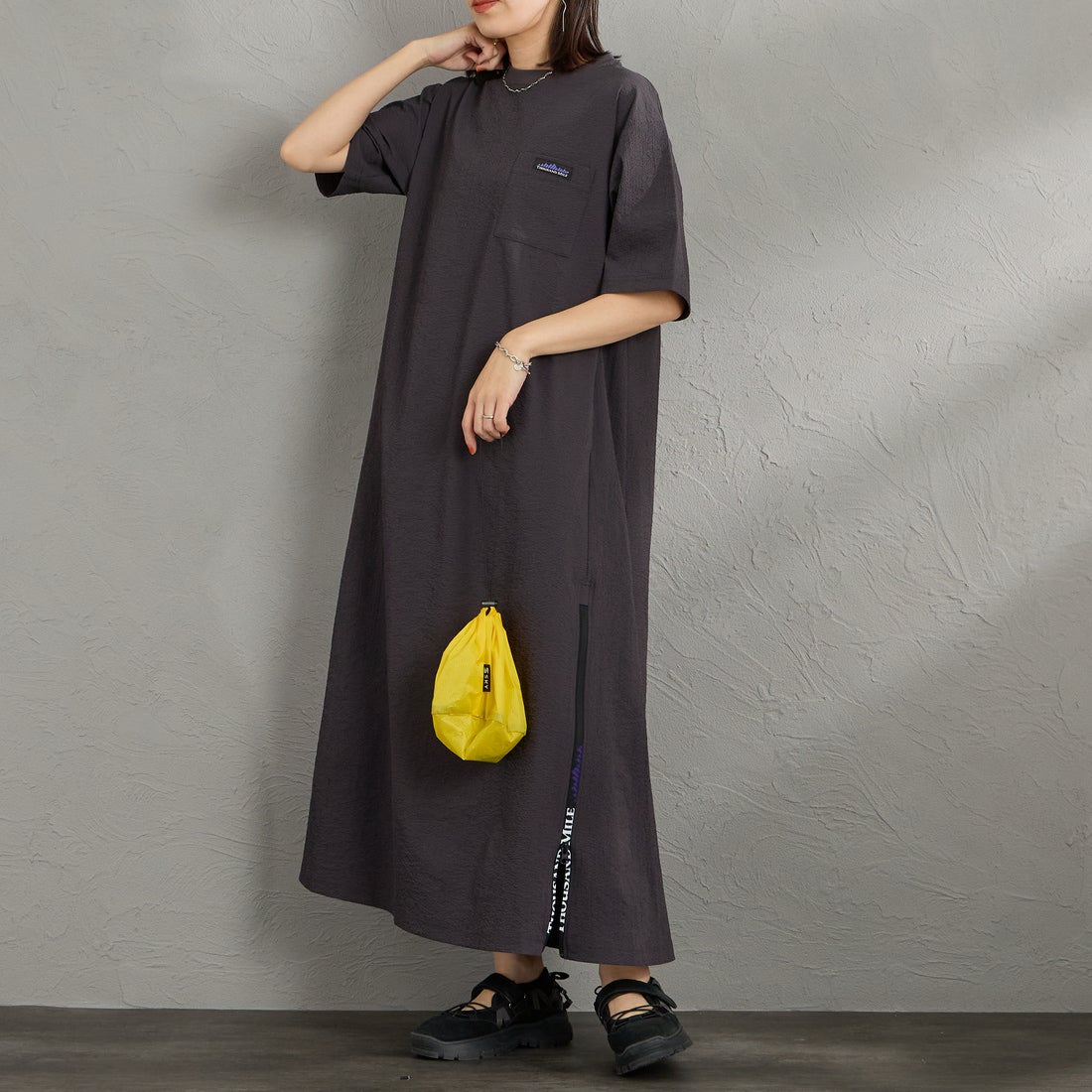 THOUSAND MILE [サウザンド マイル] 別注 シアサッカー ロゴジップ ショートスリーブワンピース [TM261SS50802-JF] 19 CHARCOA &&モデル身長：160cm 着用サイズ：F&&