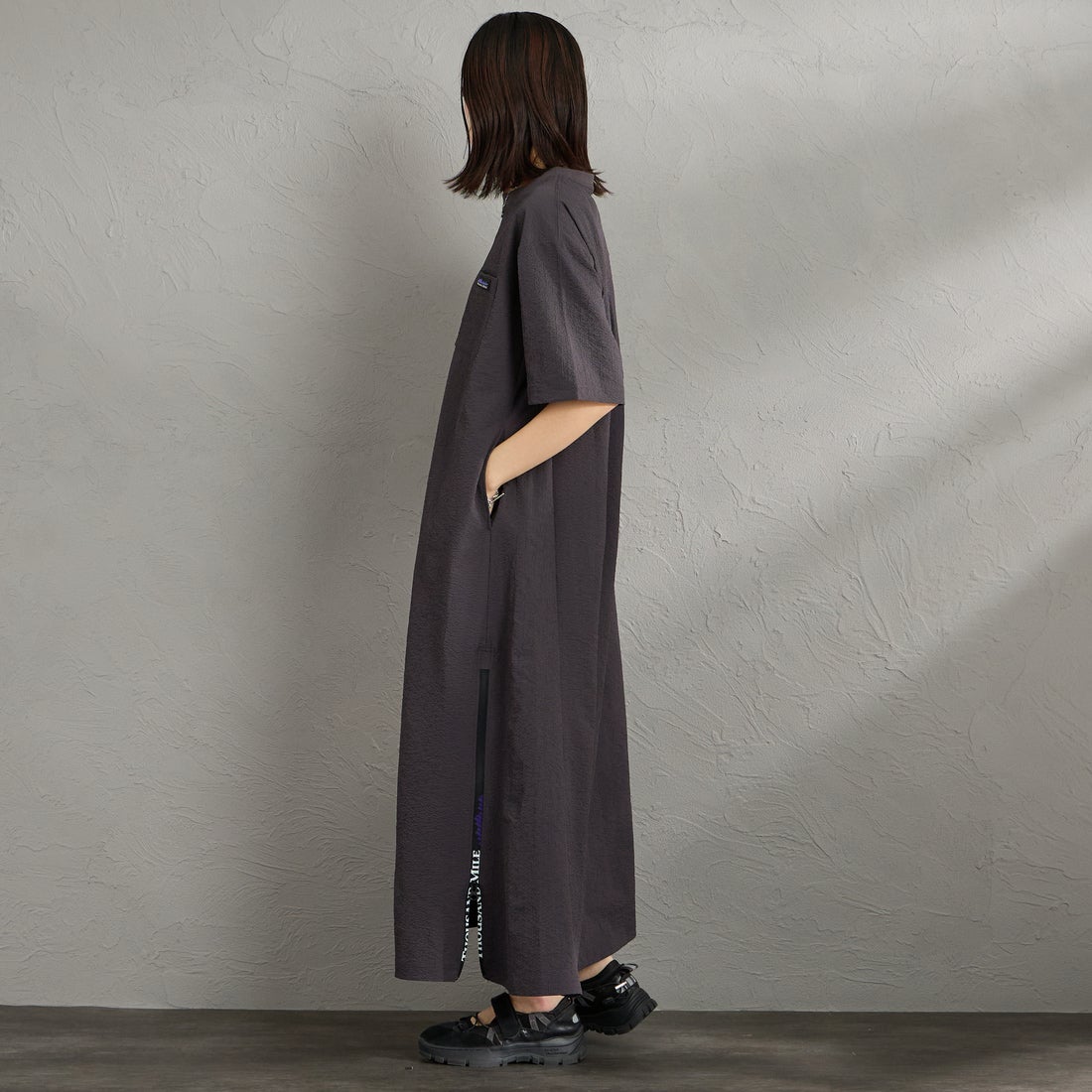 THOUSAND MILE [サウザンド マイル] 別注 シアサッカー ロゴジップ ショートスリーブワンピース [TM261SS50802-JF] 19 CHARCOA &&モデル身長：160cm 着用サイズ：F&&