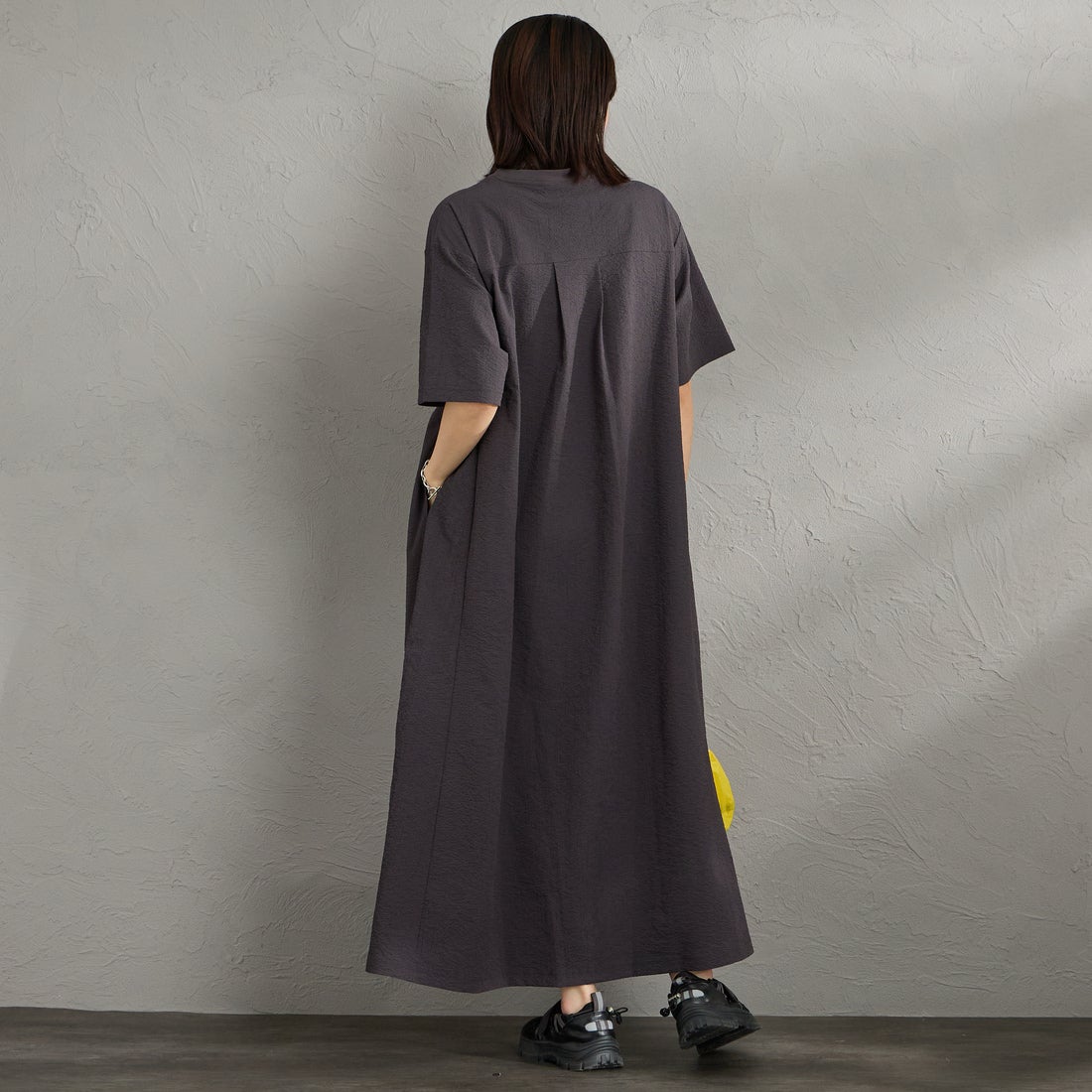 THOUSAND MILE [サウザンド マイル] 別注 シアサッカー ロゴジップ ショートスリーブワンピース [TM261SS50802-JF] 19 CHARCOA &&モデル身長：160cm 着用サイズ：F&&