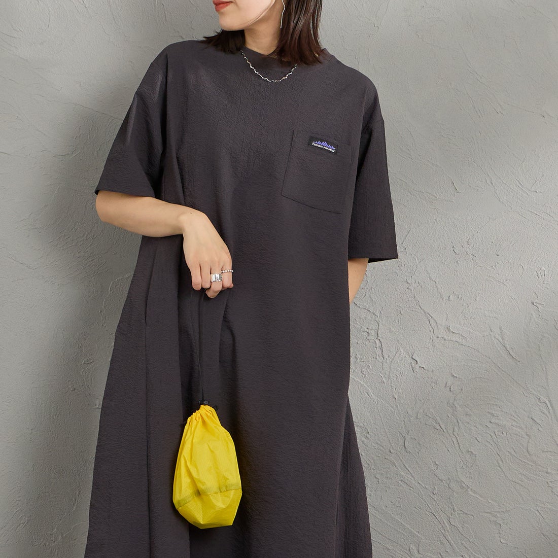 THOUSAND MILE [サウザンド マイル] 別注 シアサッカー ロゴジップ ショートスリーブワンピース [TM261SS50802-JF] 19 CHARCOA &&モデル身長：160cm 着用サイズ：F&&