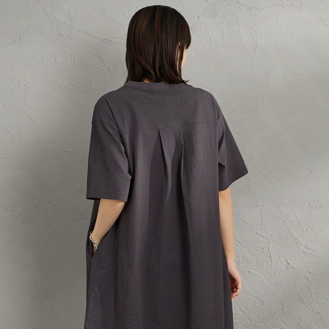 THOUSAND MILE [サウザンド マイル] 別注 シアサッカー ロゴジップ ショートスリーブワンピース [TM261SS50802-JF] 19 CHARCOA &&モデル身長：160cm 着用サイズ：F&&