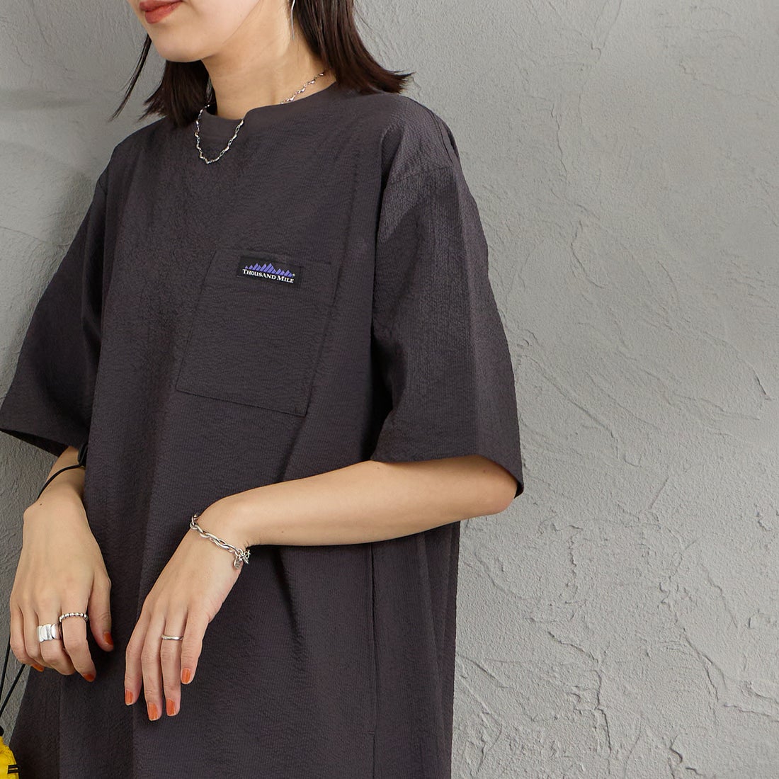 THOUSAND MILE [サウザンド マイル] 別注 シアサッカー ロゴジップ ショートスリーブワンピース [TM261SS50802-JF] 19 CHARCOA &&モデル身長：160cm 着用サイズ：F&&