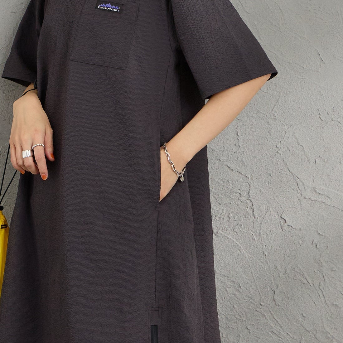 THOUSAND MILE [サウザンド マイル] 別注 シアサッカー ロゴジップ ショートスリーブワンピース [TM261SS50802-JF] 19 CHARCOA &&モデル身長：160cm 着用サイズ：F&&