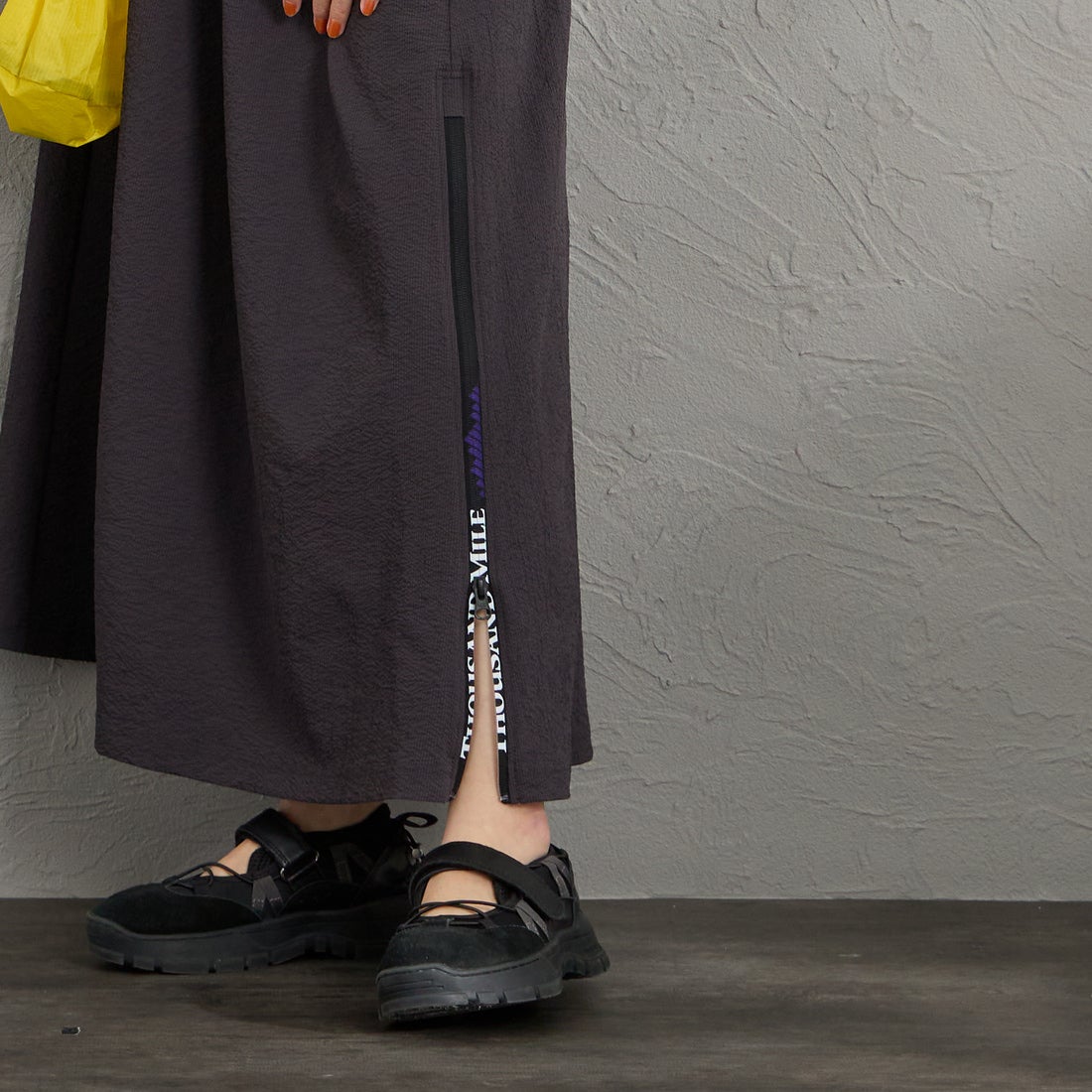 THOUSAND MILE [サウザンド マイル] 別注 シアサッカー ロゴジップ ショートスリーブワンピース [TM261SS50802-JF] 19 CHARCOA &&モデル身長：160cm 着用サイズ：F&&