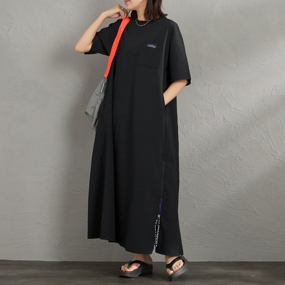 THOUSAND MILE [サウザンド マイル] 別注 シアサッカー ロゴジップ ショートスリーブワンピース [TM261SS50802-JF] 09 BLACK &&モデル身長：160cm 着用サイズ：F&&