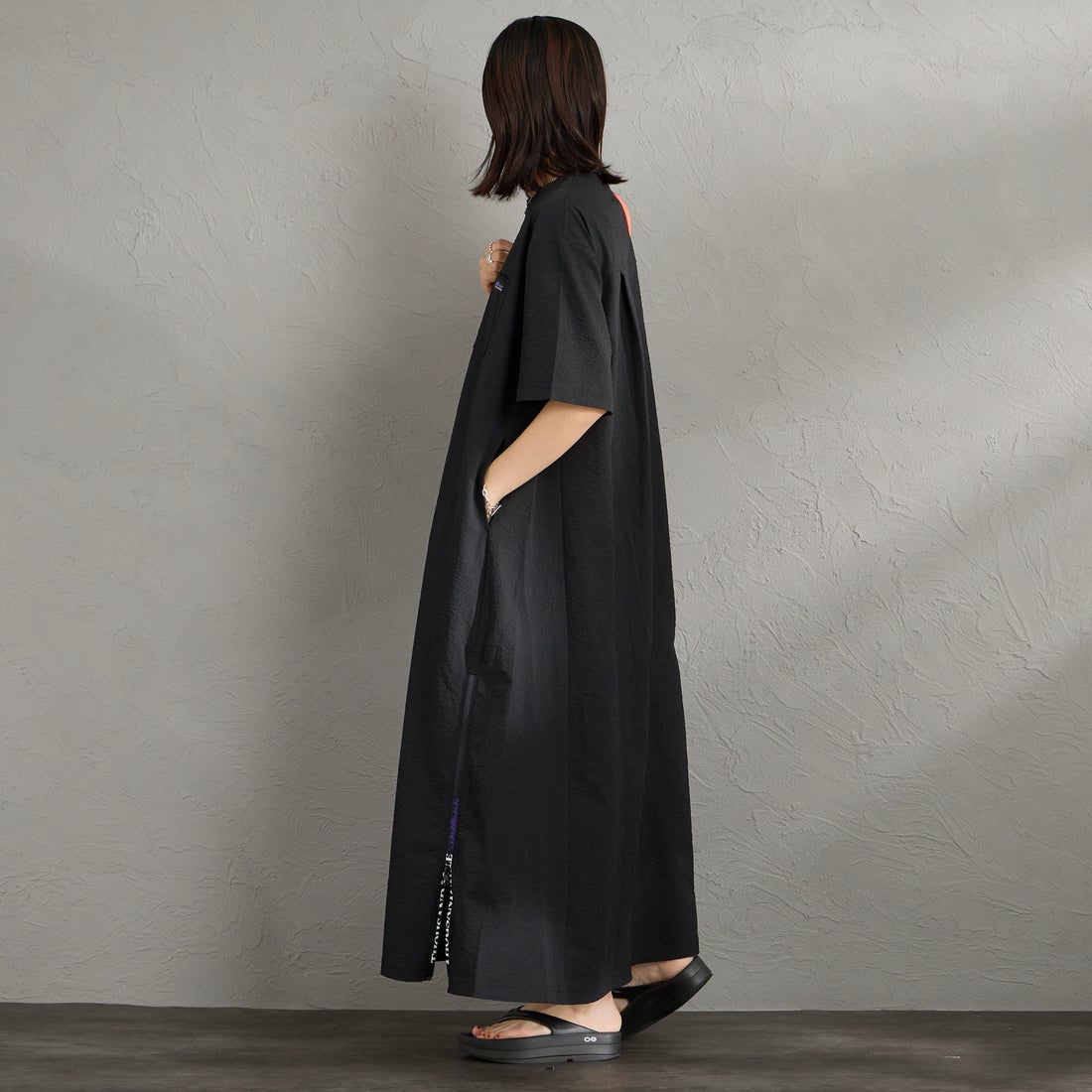 THOUSAND MILE [サウザンド マイル] 別注 シアサッカー ロゴジップ ショートスリーブワンピース [TM261SS50802-JF] 09 BLACK &&モデル身長：160cm 着用サイズ：F&&