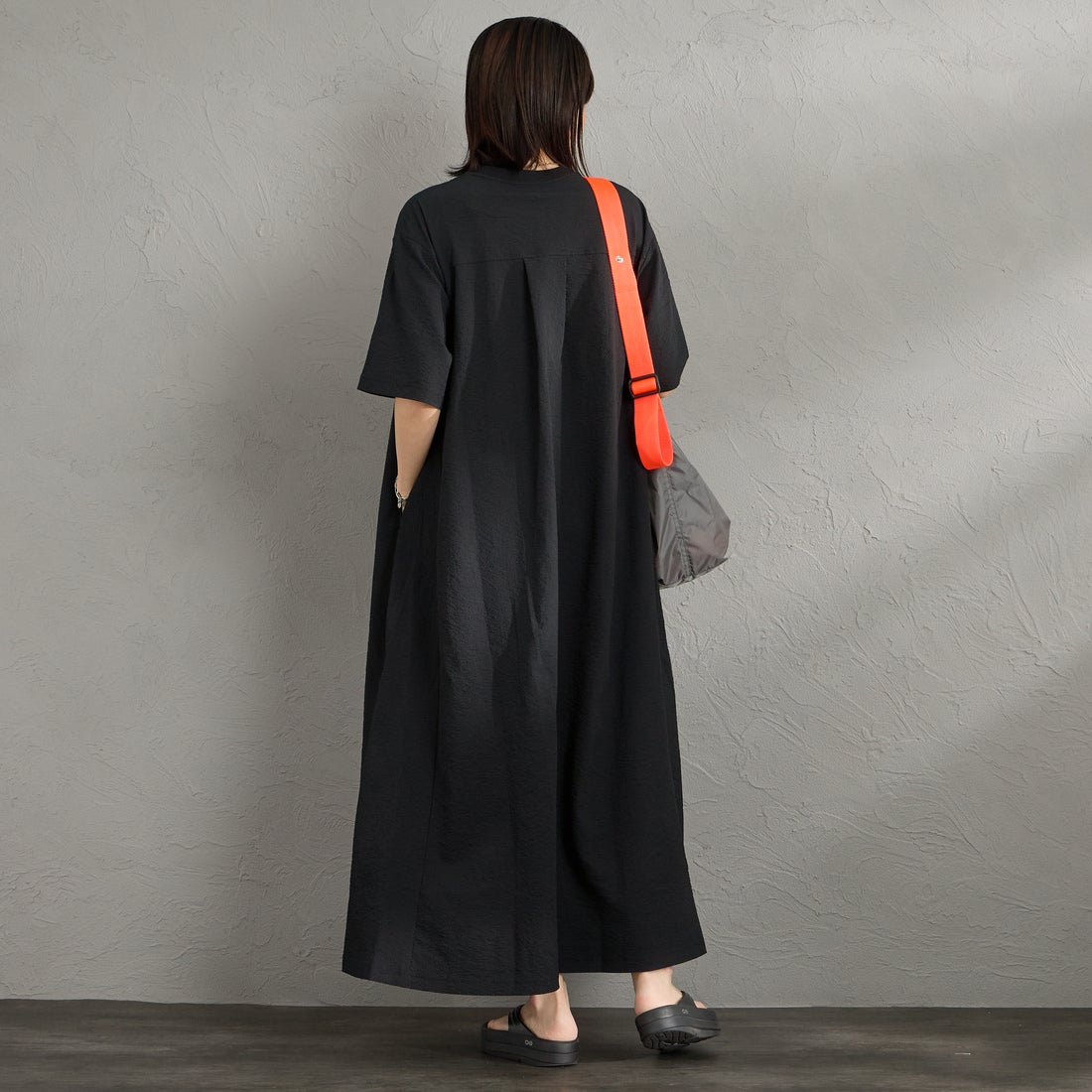 THOUSAND MILE [サウザンド マイル] 別注 シアサッカー ロゴジップ ショートスリーブワンピース [TM261SS50802-JF] 09 BLACK &&モデル身長：160cm 着用サイズ：F&&