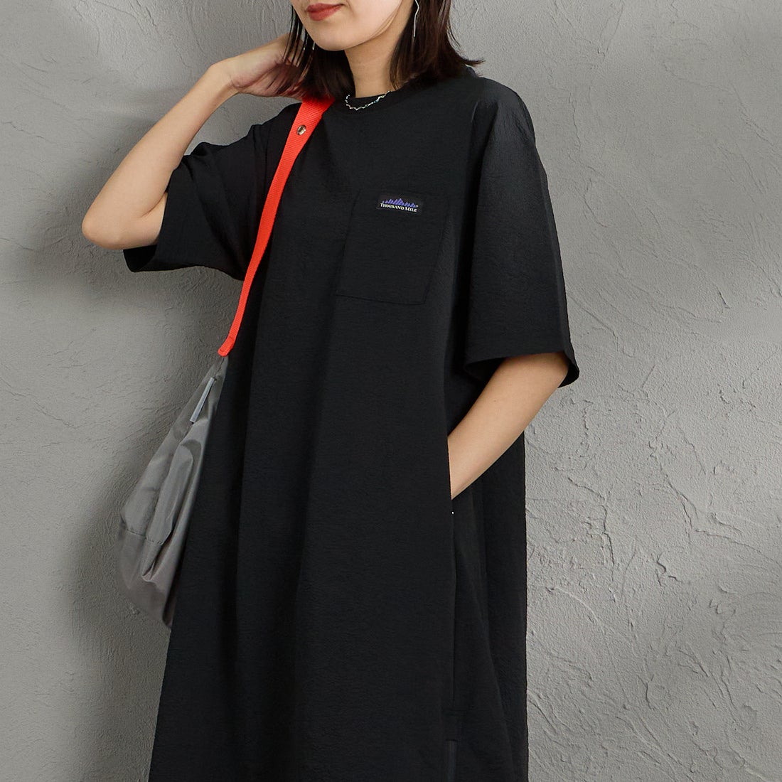 THOUSAND MILE [サウザンド マイル] 別注 シアサッカー ロゴジップ ショートスリーブワンピース [TM261SS50802-JF] 09 BLACK &&モデル身長：160cm 着用サイズ：F&&