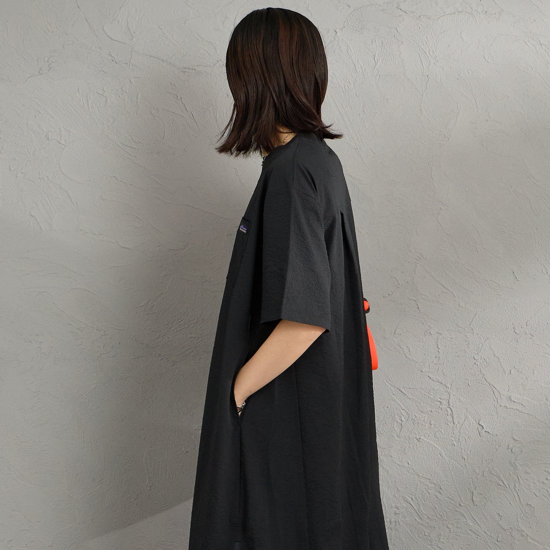 THOUSAND MILE [サウザンド マイル] 別注 シアサッカー ロゴジップ ショートスリーブワンピース [TM261SS50802-JF] 09 BLACK &&モデル身長：160cm 着用サイズ：F&&