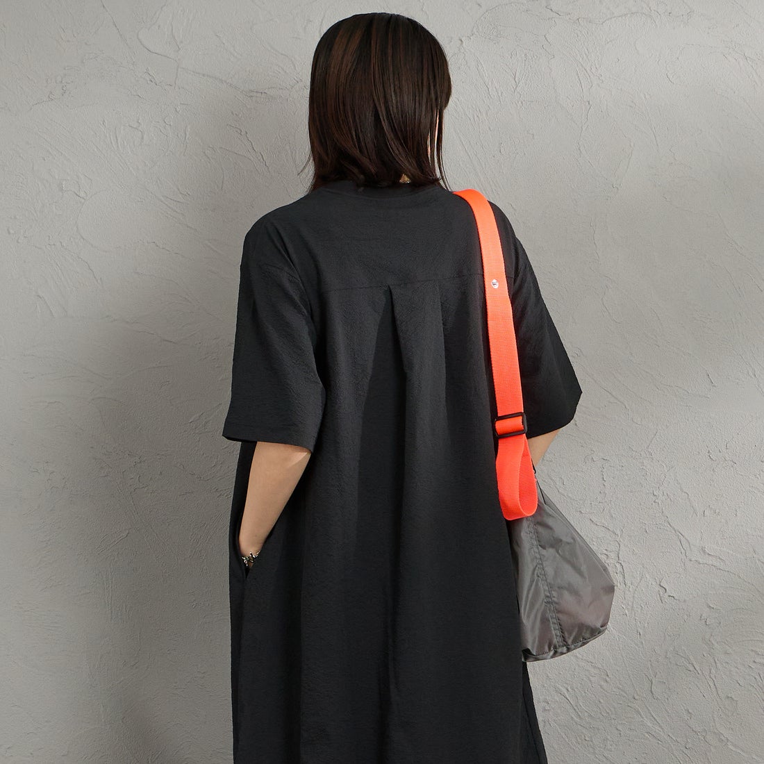 THOUSAND MILE [サウザンド マイル] 別注 シアサッカー ロゴジップ ショートスリーブワンピース [TM261SS50802-JF] 09 BLACK &&モデル身長：160cm 着用サイズ：F&&