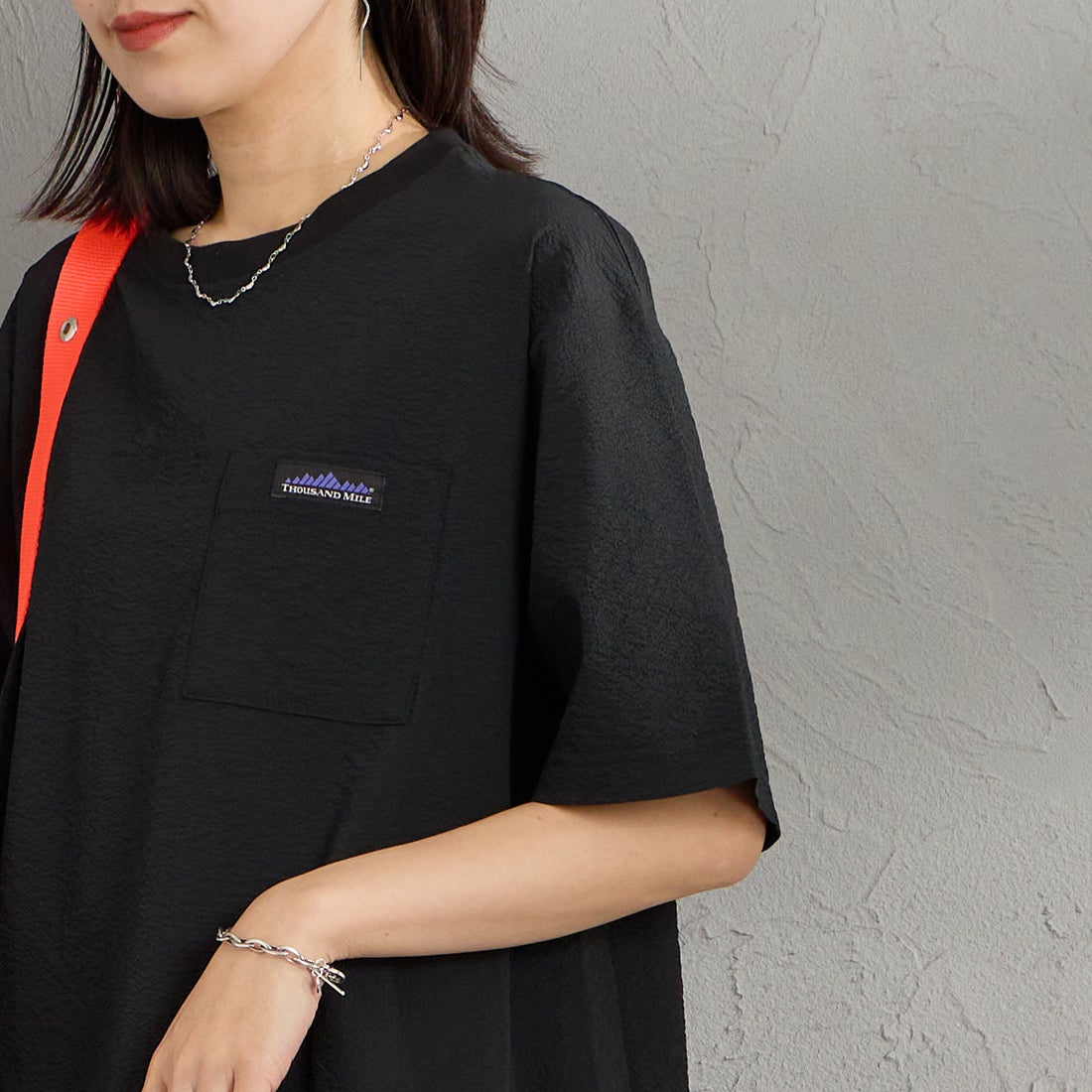 THOUSAND MILE [サウザンド マイル] 別注 シアサッカー ロゴジップ ショートスリーブワンピース [TM261SS50802-JF] 09 BLACK &&モデル身長：160cm 着用サイズ：F&&