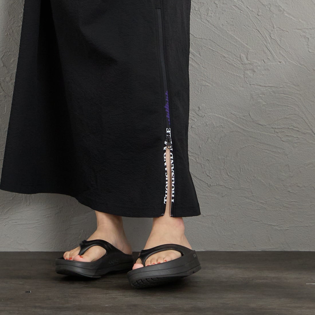 THOUSAND MILE [サウザンド マイル] 別注 シアサッカー ロゴジップ ショートスリーブワンピース [TM261SS50802-JF] 09 BLACK &&モデル身長：160cm 着用サイズ：F&&