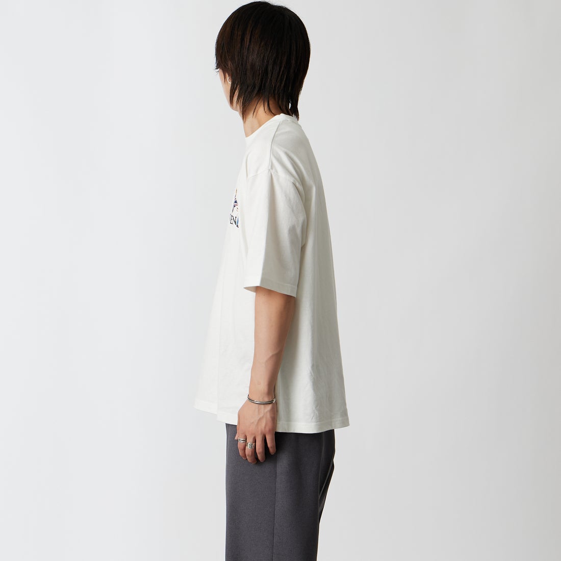 33Degrees [サーティスリーディグリーズ] 髭おじさんサガラ刺繍 半袖Tシャツ [TDR-262-042] B WHITE &&モデル身長：177cm 着用サイズ：L&&