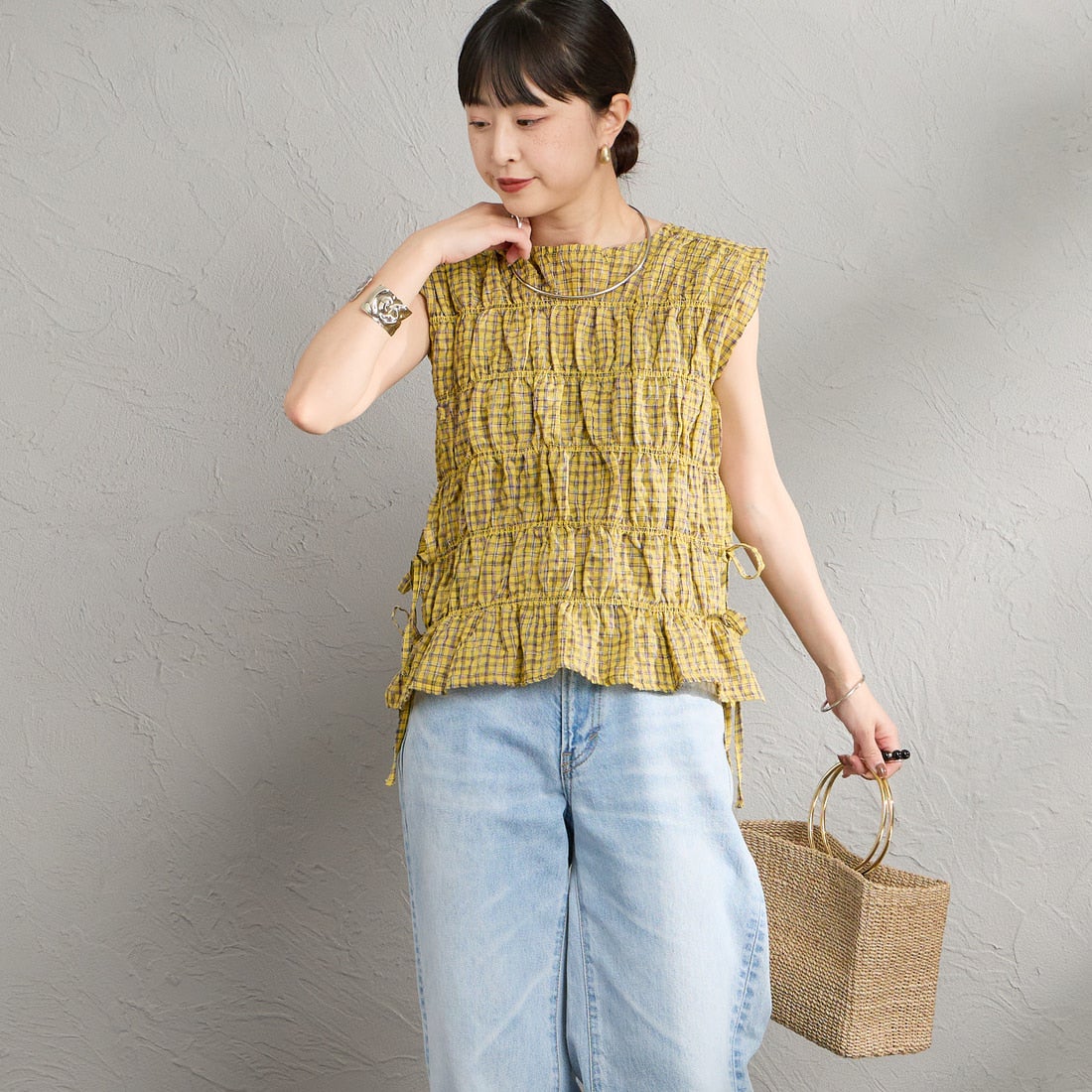 nenom [ネノム] チェックギャザーノースリーブブラウス [NE26322004] 31 YELLOW &&モデル身長：150cm 着用サイズ：F&&