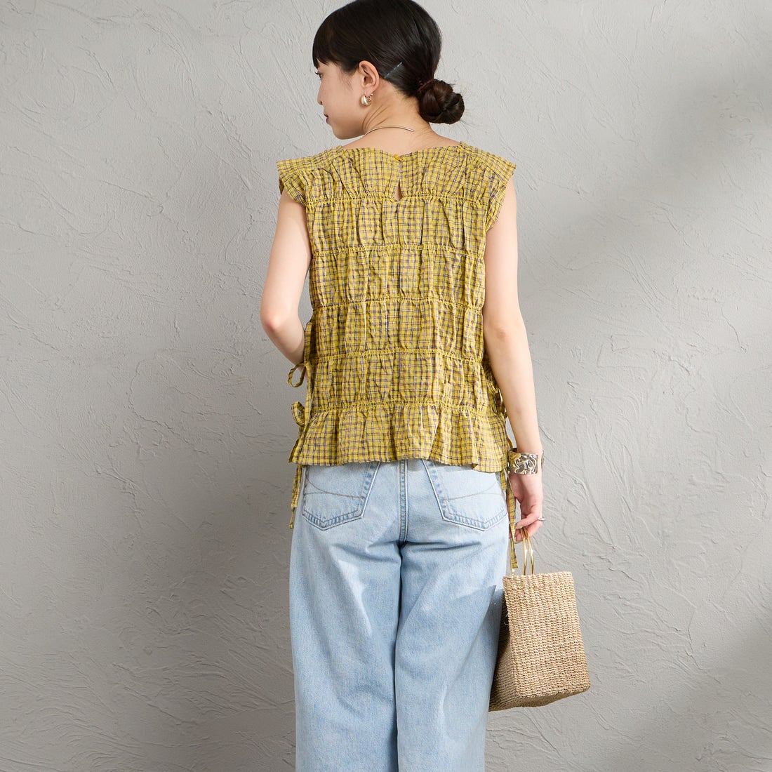 nenom [ネノム] チェックギャザーノースリーブブラウス [NE26322004] 31 YELLOW &&モデル身長：150cm 着用サイズ：F&&