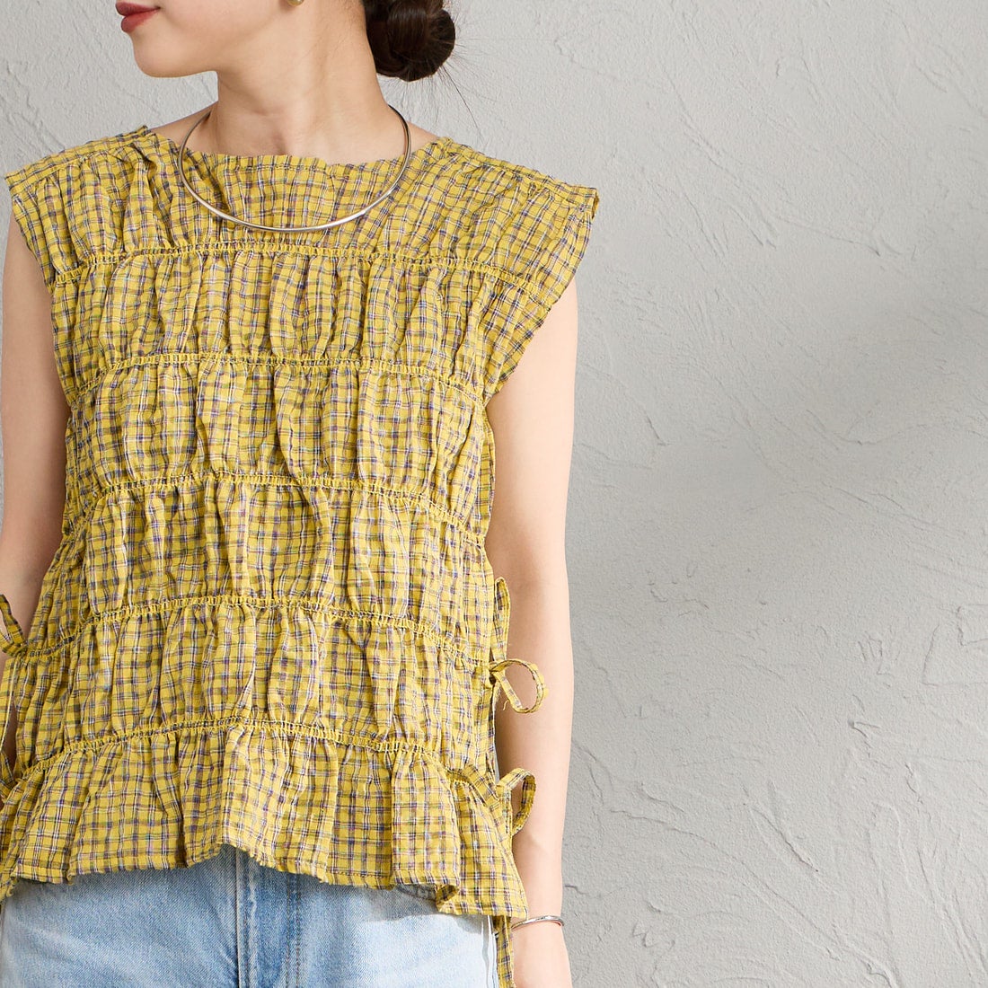 nenom [ネノム] チェックギャザーノースリーブブラウス [NE26322004] 31 YELLOW &&モデル身長：150cm 着用サイズ：F&&