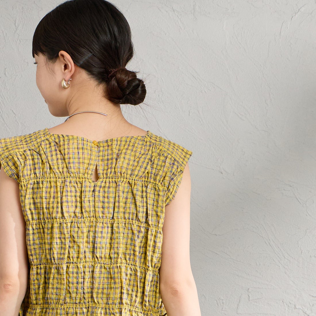 nenom [ネノム] チェックギャザーノースリーブブラウス [NE26322004] 31 YELLOW &&モデル身長：150cm 着用サイズ：F&&