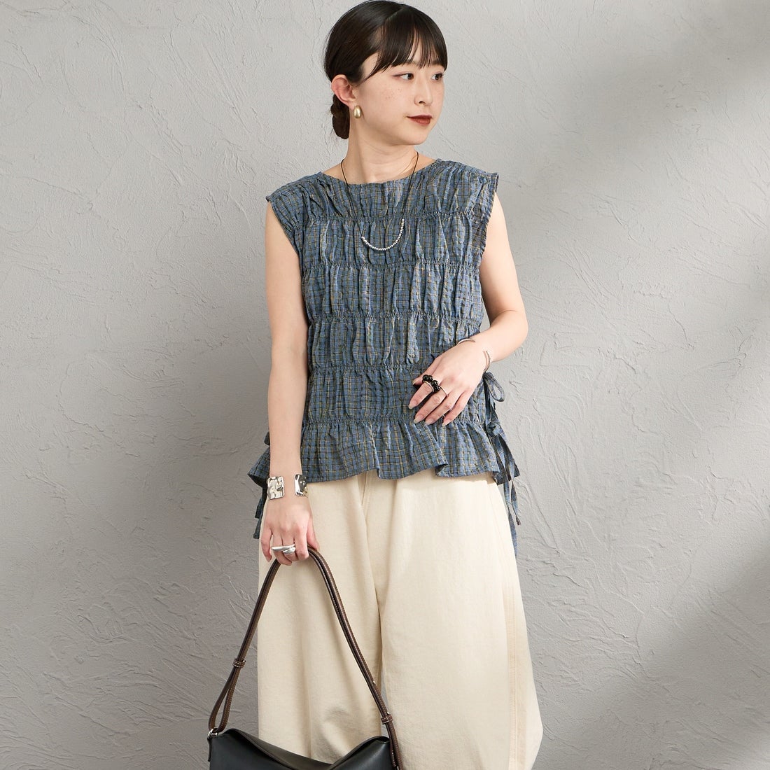 nenom [ネノム] チェックギャザーノースリーブブラウス [NE26322004] 12 BLUE &&モデル身長：150cm 着用サイズ：F&&