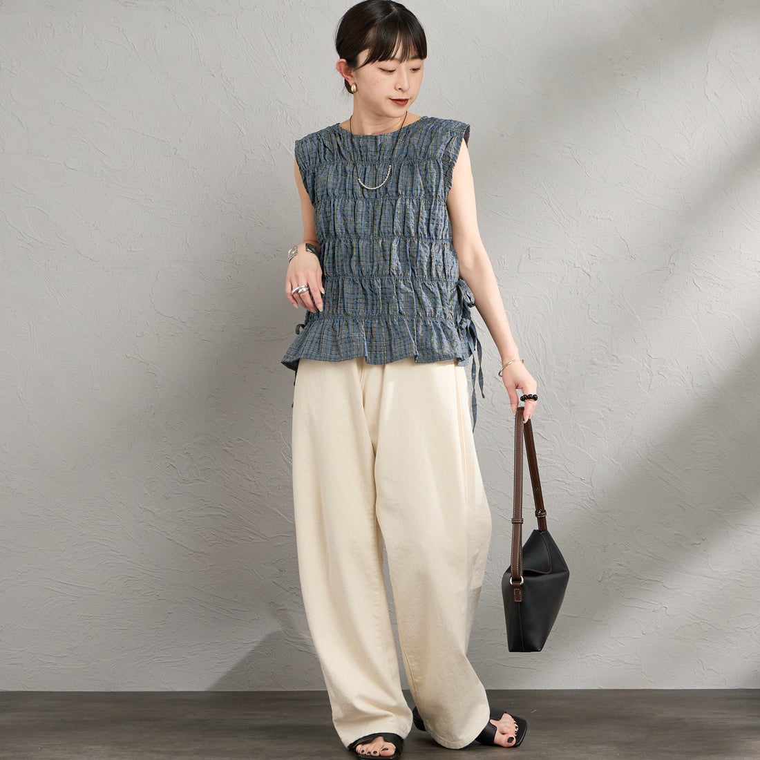 nenom [ネノム] チェックギャザーノースリーブブラウス [NE26322004] 12 BLUE &&モデル身長：150cm 着用サイズ：F&&