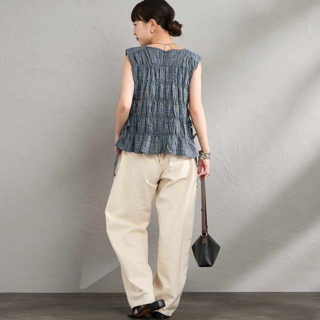 nenom [ネノム] チェックギャザーノースリーブブラウス [NE26322004] 12 BLUE &&モデル身長：150cm 着用サイズ：F&&