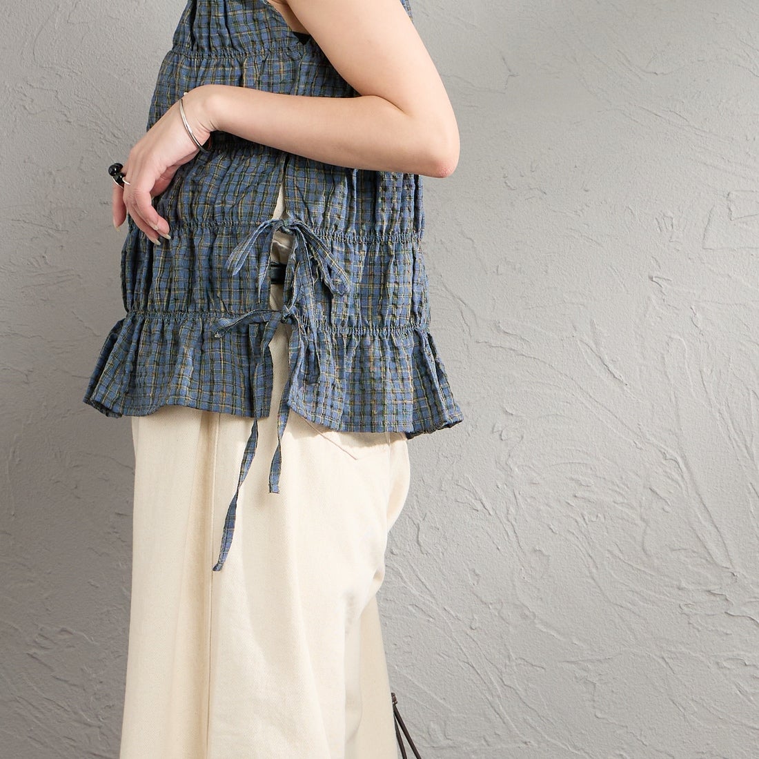 nenom [ネノム] チェックギャザーノースリーブブラウス [NE26322004] 12 BLUE &&モデル身長：150cm 着用サイズ：F&&