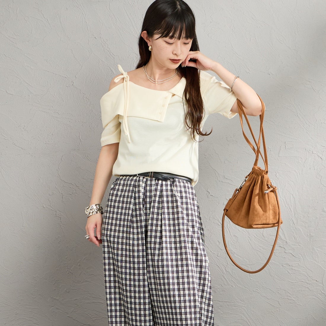 nenom [ネノム] マルチWAY オフショルダーTシャツ [NE26322008] 21 IVORY &&モデル身長：150cm 着用サイズ：F&&