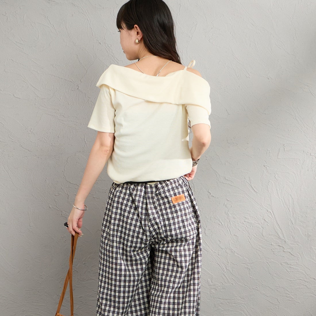 nenom [ネノム] マルチWAY オフショルダーTシャツ [NE26322008] 21 IVORY &&モデル身長：150cm 着用サイズ：F&&