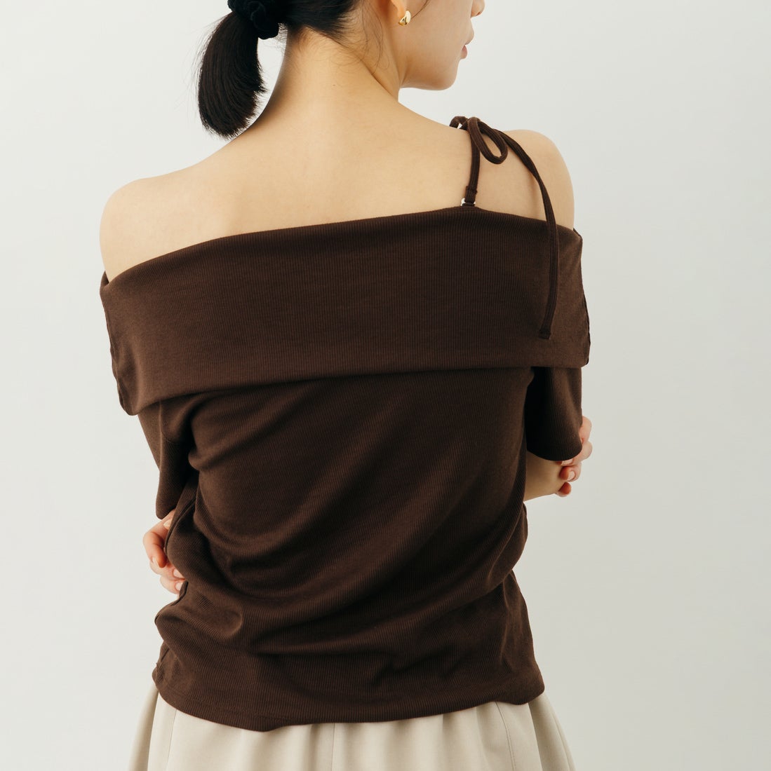 nenom [ネノム] マルチWAY オフショルダーTシャツ [NE26322008] 28 BROWNマルチWAY オフショルダーTシャツ [NE26322008] 21 IVORY