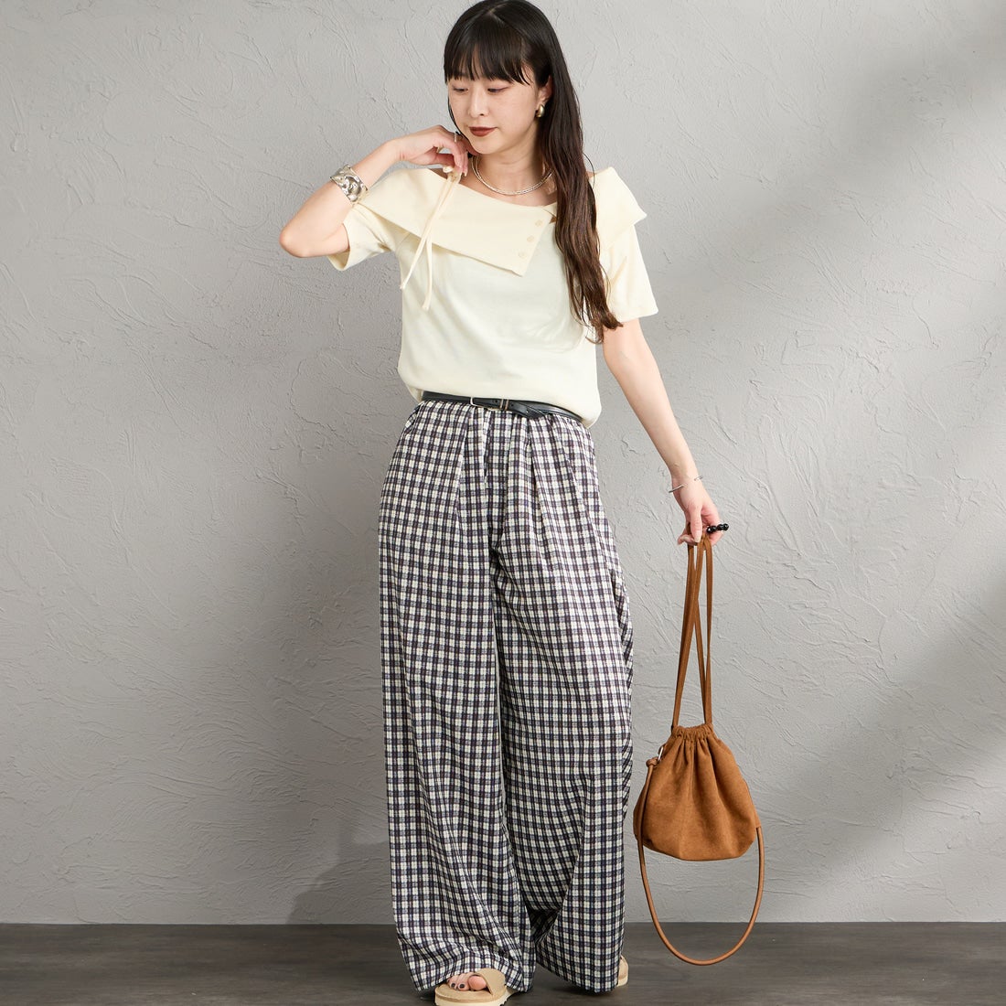 nenom [ネノム] マルチWAY オフショルダーTシャツ [NE26322008] 21 IVORY &&モデル身長：150cm 着用サイズ：F&&ノム] マルチWAY オフショルダーTシャツ [NE26322008] 28 BROWNマルチWAY オフショルダーTシャツ [NE26322008] 21 IVORY
