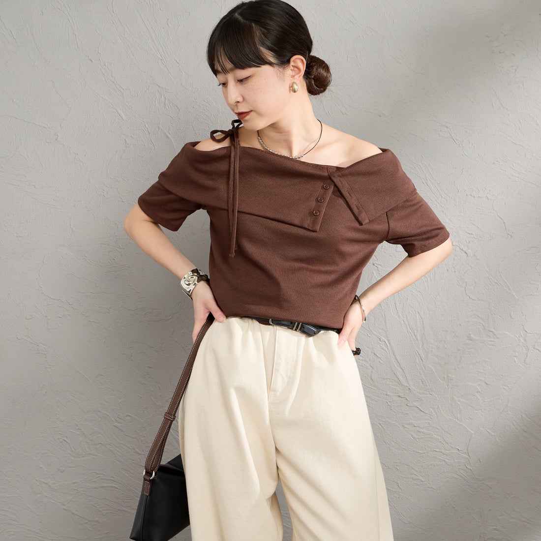 nenom [ネノム] マルチWAY オフショルダーTシャツ [NE26322008] 28 BROWN &&モデル身長：150cm 着用サイズ：F&&
