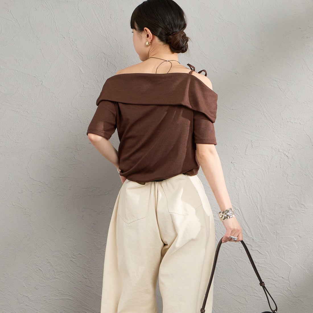 nenom [ネノム] マルチWAY オフショルダーTシャツ [NE26322008] 28 BROWN &&モデル身長：150cm 着用サイズ：F&&