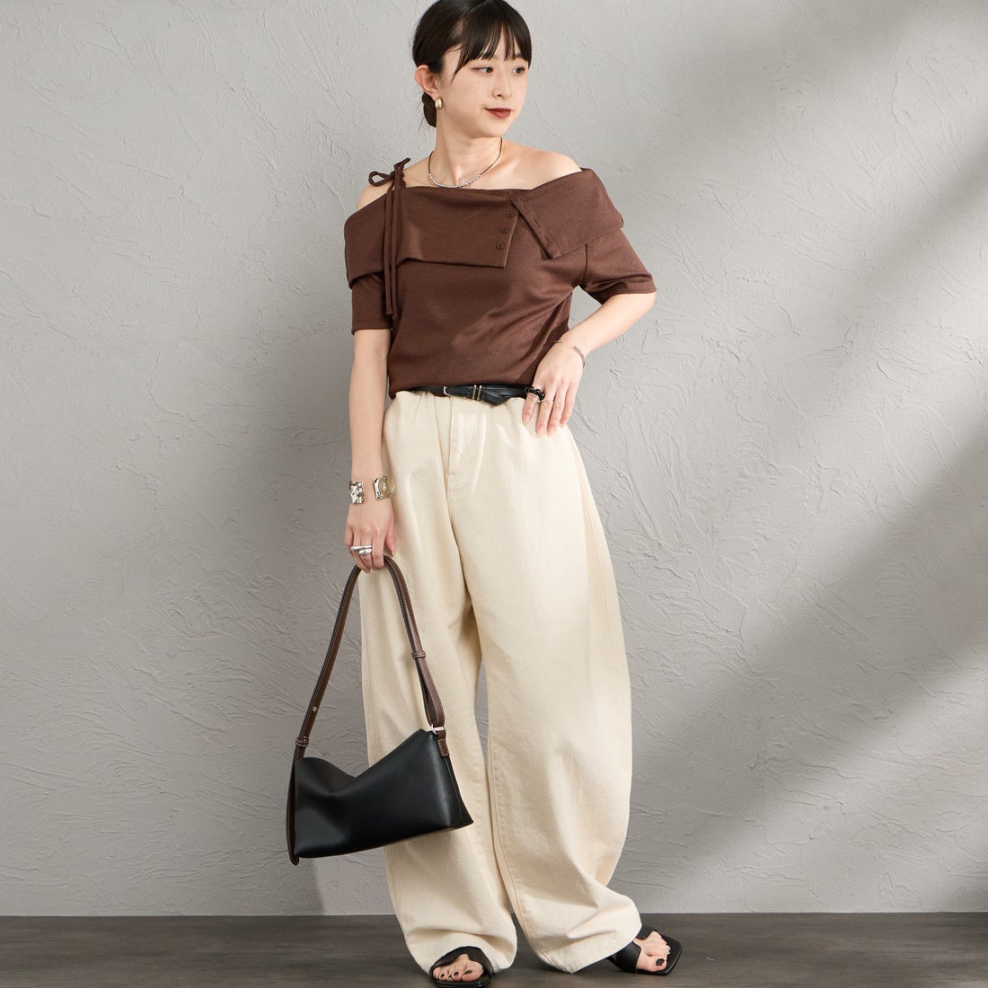 nenom [ネノム] マルチWAY オフショルダーTシャツ [NE26322008] 28 BROWN &&モデル身長：150cm 着用サイズ：F&&